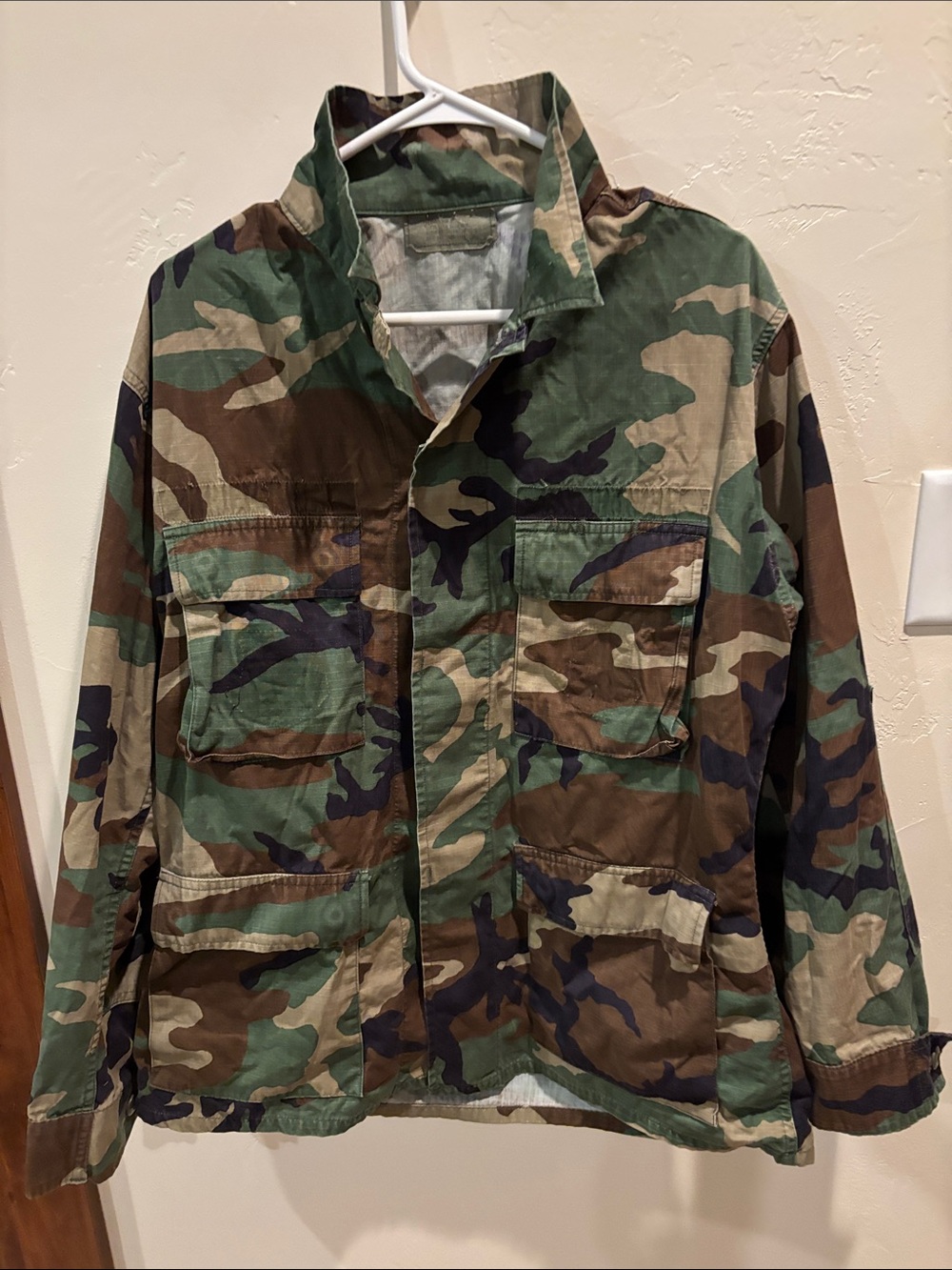 vintage US Army  (BDU) jacket features a classic woodland camouflage